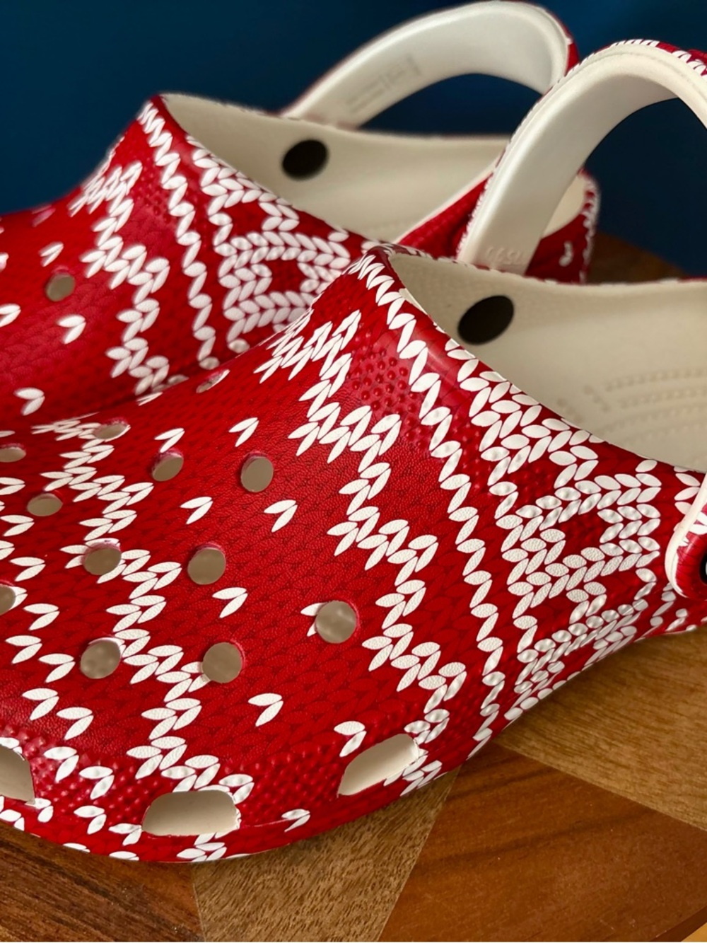 CROCS Unisex Classic Holiday Sweater Red Clogs Size M 6 W 8